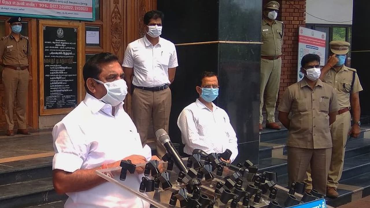 முன்னிலைப்படுத்திக்கொள்ள முனைகிறார்கள்.. இக்கட்டான நேரத்திலும் இப்படியா.? எதிர்க்கட்சிகளை வறுத்தெடுத்த ஈபிஎஸ்! முன்னிலைப்படுத்திக்கொள்ள முனைகிறார்கள்.. இக்கட்டான நேரத்திலும் இப்படியா.? எதிர்க்கட்சிகளை வறுத்தெடுத்த ஈபிஎஸ்!