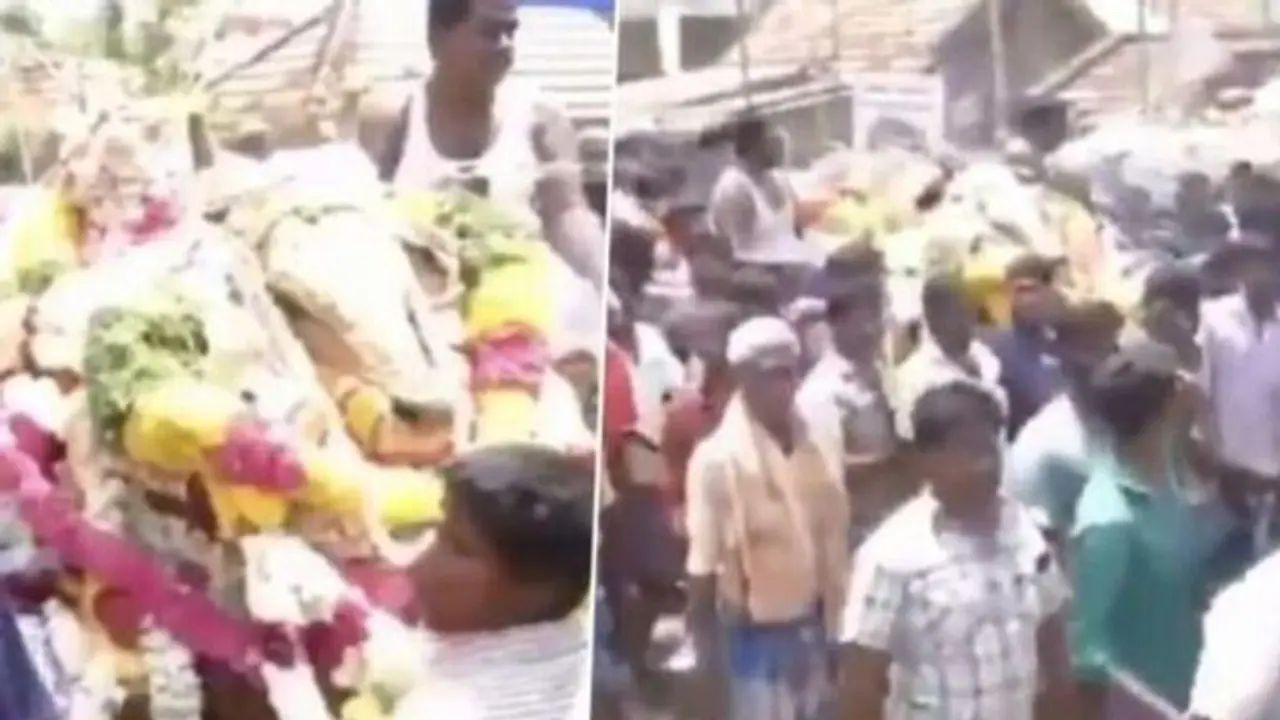 ஜல்லிக்கட்டு காளையின் இறுதிச்சடங்கில் திரண்ட மக்கள்..! தடுக்கத் தவறியதாக காவலர்கள் அதிரடி இடமாற்றம்..! ஜல்லிக்கட்டு காளையின் இறுதிச்சடங்கில் திரண்ட மக்கள்..! தடுக்கத் தவறியதாக காவலர்கள் அதிரடி இடமாற்றம்..!