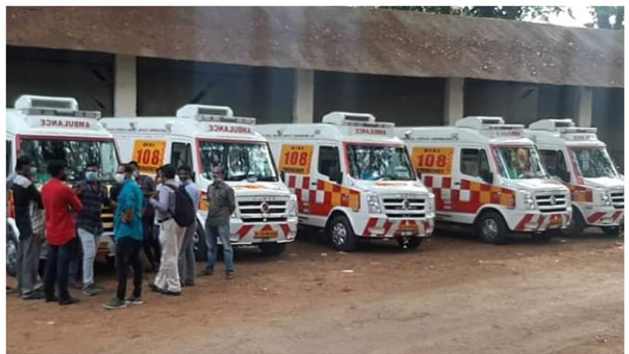 ശമ്പളമില്ല, ദുരിതത്തില്; 108 ആംബുലന്സ് ജീവനക്കാര് മിന്നല് പണിമുടക്കില് ശമ്പളമില്ല, ദുരിതത്തില്; 108 ആംബുലന്സ് ജീവനക്കാര് മിന്നല് പണിമുടക്കില്