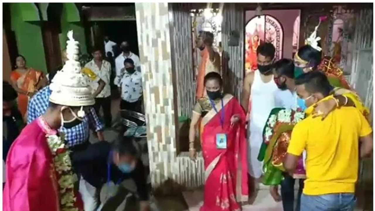 മാസ്ക് ധരിച്ച് വരനും വധുവും; അതിഥികളാരുമില്ല; വിവാഹത്തിന് കരുതിയ തുക പാവപ്പെട്ടവർക്ക്; വ്യത്യസ്തമായി വിവാഹം