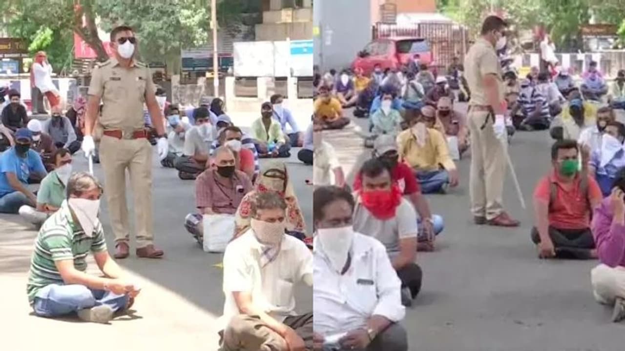 ലോക്ക്ഡൗൺ ലംഘനം; നാല് മണിക്കൂര്‍ 180 പേർ നടുറോഡില്‍, വ്യത്യസ്ത ശിക്ഷയുമായി പൂണെ പൊലീസ്