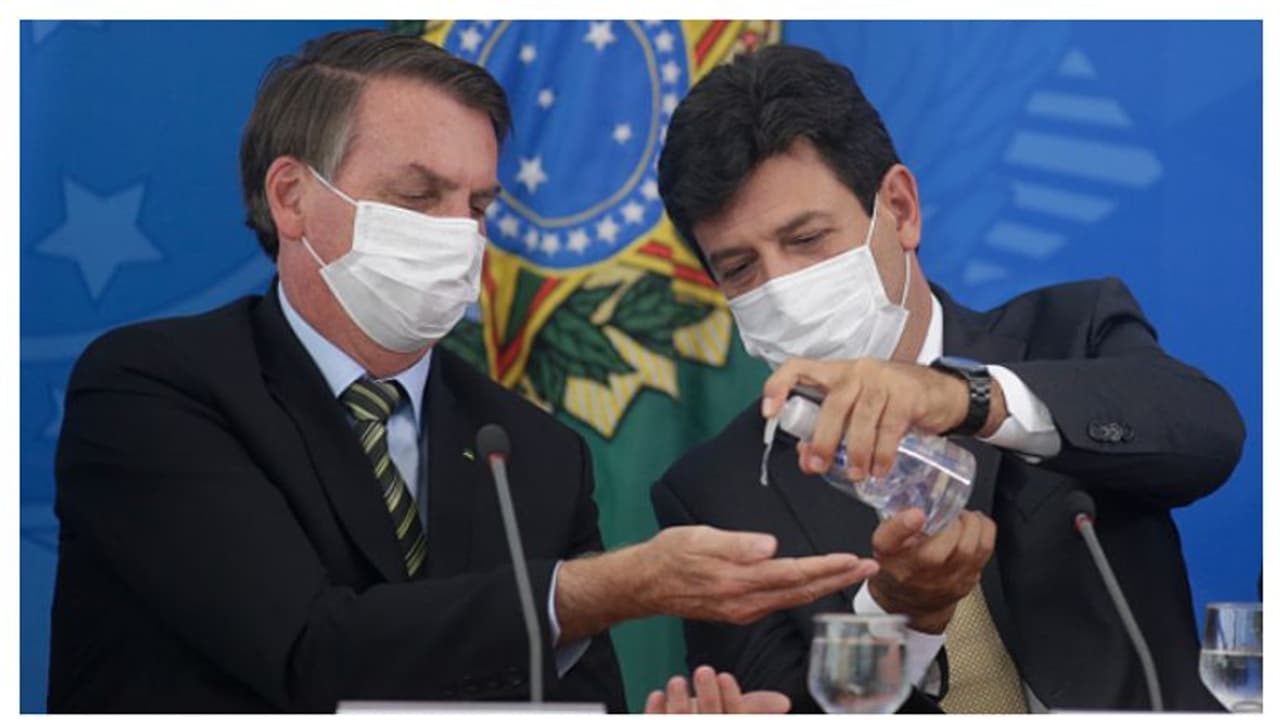 করোনা এড়াতে বাড়িতে থাকার পরামর্শ, প্রেসিডেন্টের বিরাগভাজন হয়ে পদ হারালেন স্বাস্থ্যমন্ত্রী করোনা এড়াতে বাড়িতে থাকার পরামর্শ, প্রেসিডেন্টের বিরাগভাজন হয়ে পদ হারালেন স্বাস্থ্যমন্ত্রী