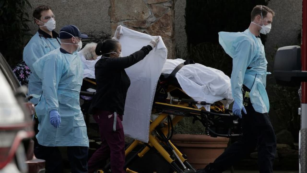 கோரத்தாண்டவம் ஆடும் கொரோனா.. அமெரிக்காவில் ஒரே நாளில் 4,591 பேர் கொத்துகொத்தாகப் பலி..!