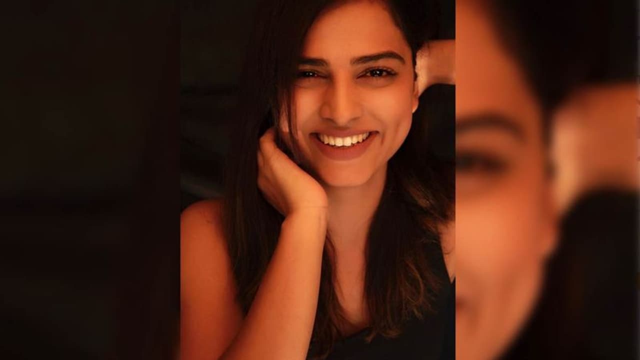 டாப்லெஸ் புகைப்படம் கேட்ட ரசிகர்..! ஆசையை நிறைவேற்றிய நடிகை! டாப்லெஸ் புகைப்படம் கேட்ட ரசிகர்..! ஆசையை நிறைவேற்றிய நடிகை!