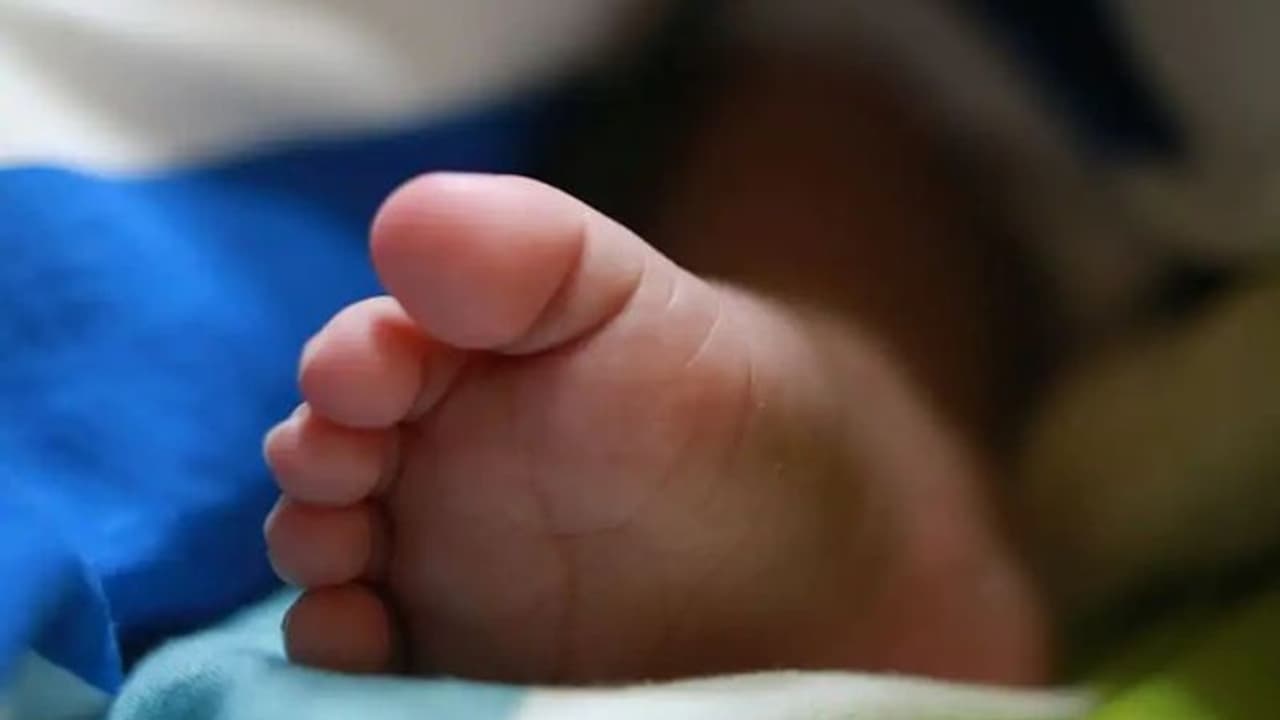 పాతికేళ్ల క్రితం ఆపరేషన్: బిడ్డకు జన్మనిచ్చిన 50 ఏళ్ల మహిళ పాతికేళ్ల క్రితం ఆపరేషన్: బిడ్డకు జన్మనిచ్చిన 50 ఏళ్ల మహిళ