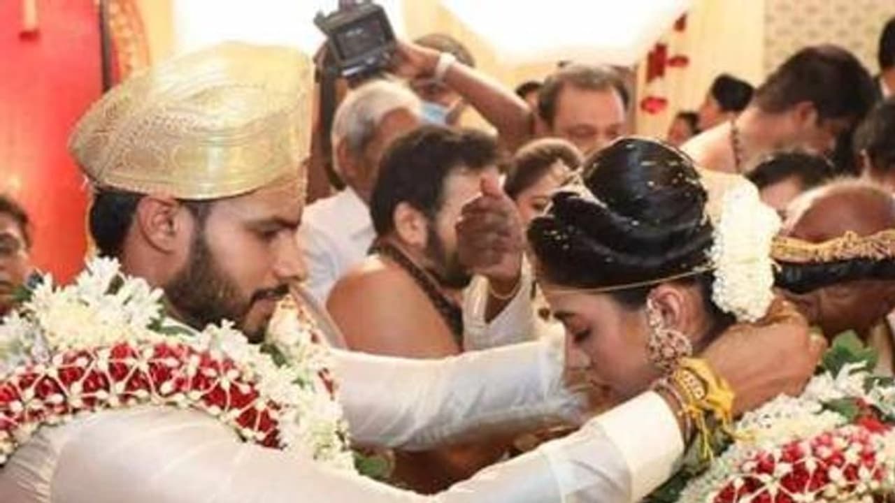 లాక్ డౌన్ లో పెళ్లి.. మేమేం తప్పు చేయలేదంటున్న కుమారస్వామి