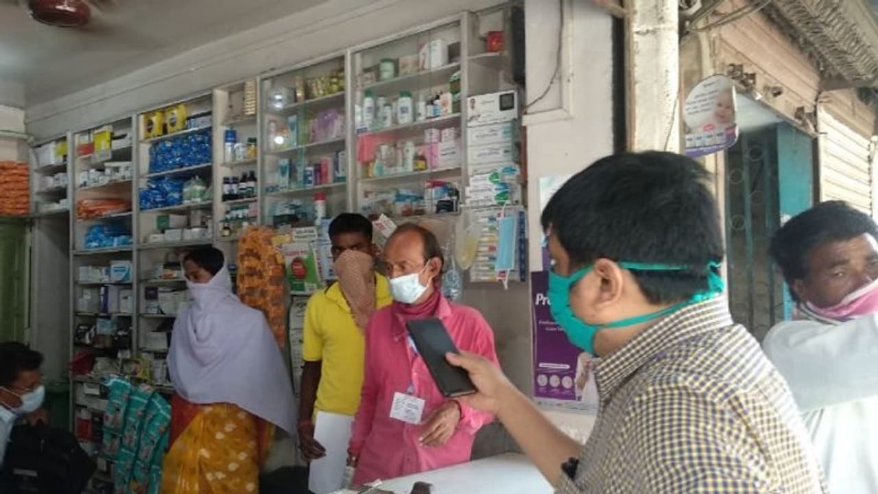 মাস্ক না পরলেই ধমক, পায়ে হেঁটেই এলাকা দাপালেন পুরুলিয়ার জেলাশাসক মাস্ক না পরলেই ধমক, পায়ে হেঁটেই এলাকা দাপালেন পুরুলিয়ার জেলাশাসক