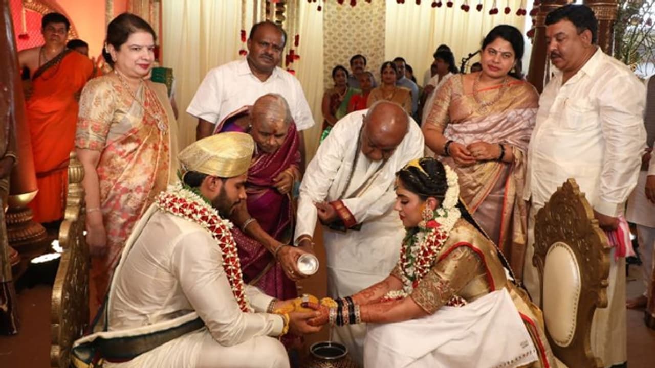 'लॉकडाउन में ये नमूने उत्सव कर रहे हैं,' पूर्वी CM के बेटे की शादी की फोटो देख ऐसे भड़के कुमार विश्वास 'लॉकडाउन में ये नमूने उत्सव कर रहे हैं,' पूर्वी CM के बेटे की शादी की फोटो देख ऐसे भड़के कुमार विश्वास