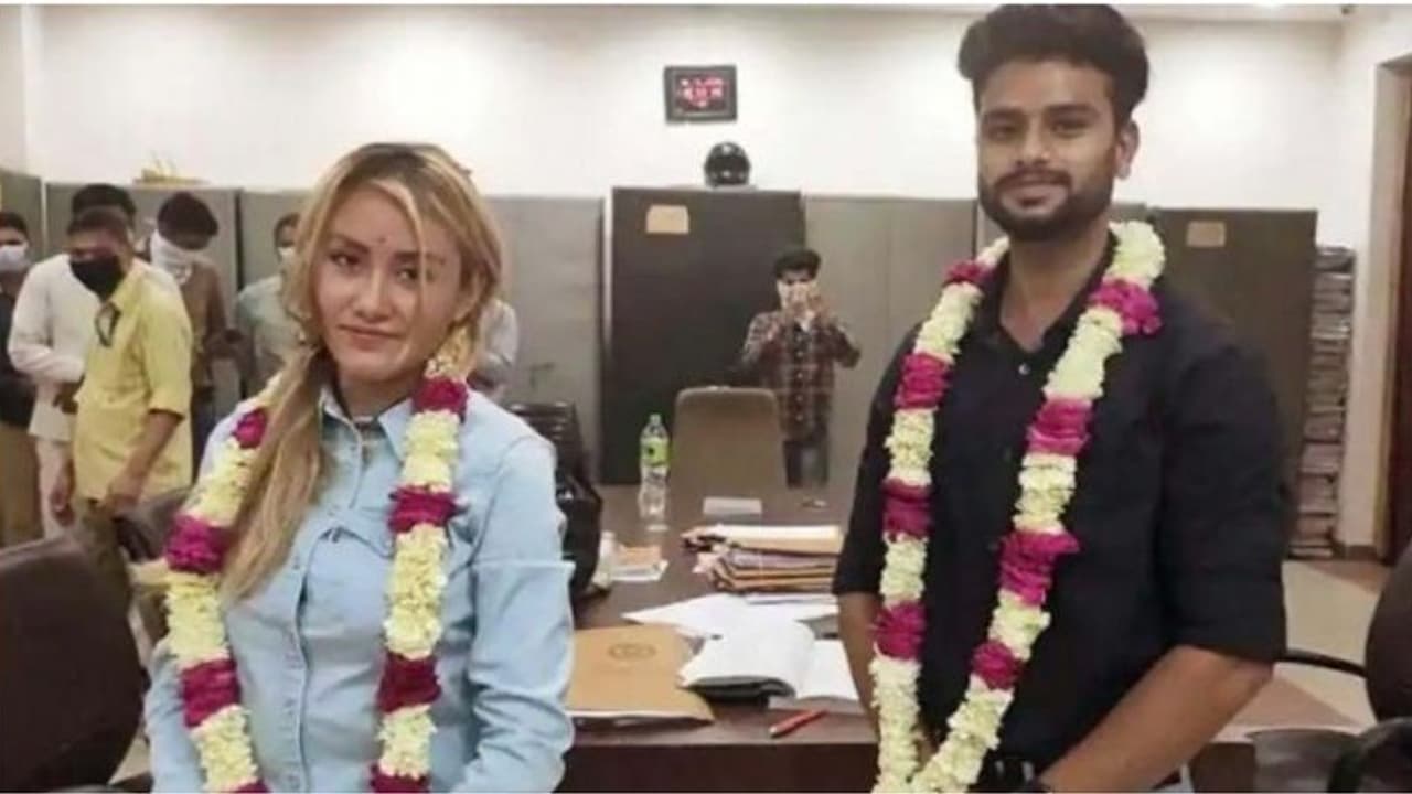 லாக்டவுன் மத்தியில், இருநாட்டு காதலர்களுக்காக திறக்கப்பட்ட நீதிமன்றம்.!! லாக்டவுன் மத்தியில், இருநாட்டு காதலர்களுக்காக திறக்கப்பட்ட நீதிமன்றம்.!!