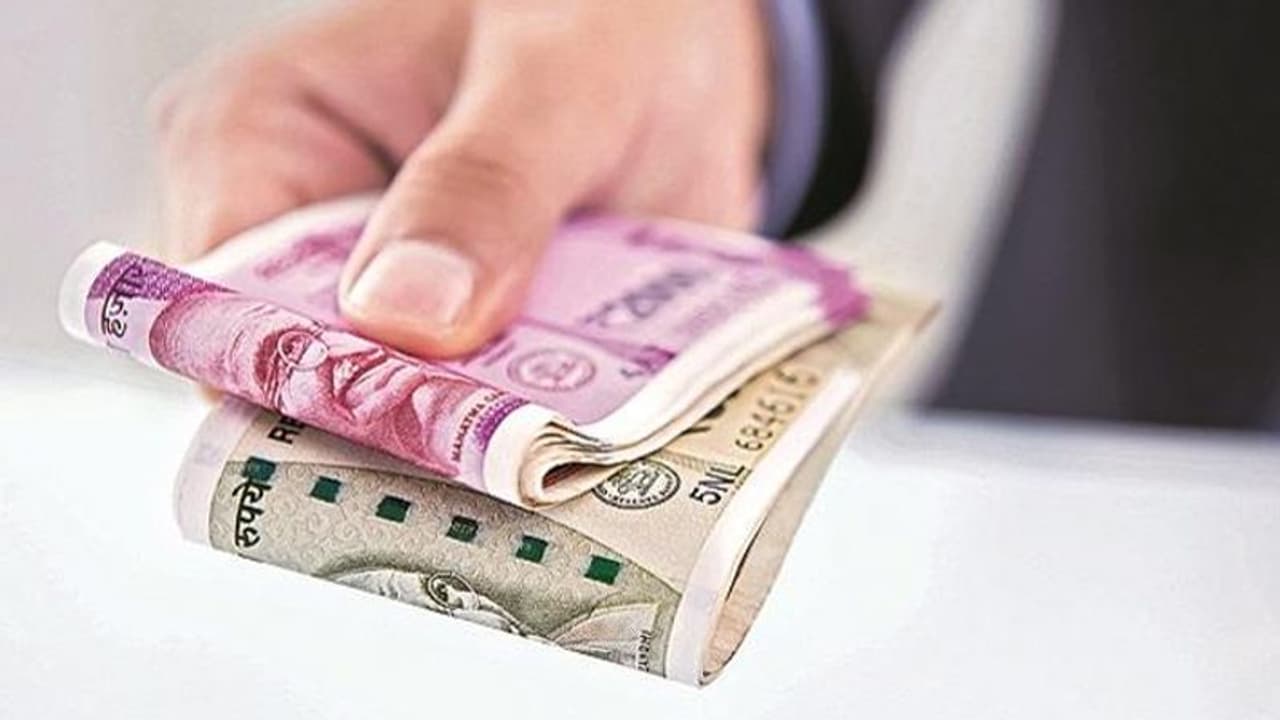 सांसदों के बाद अब केंद्रीय कर्मचारियों की सैलरी में होगी कटौती, टल सकती है महंगाई भत्ते में बढ़ोतरी सांसदों के बाद अब केंद्रीय कर्मचारियों की सैलरी में होगी कटौती, टल सकती है महंगाई भत्ते में बढ़ोतरी