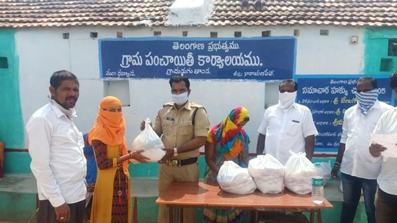 కరోనా వేళ గ్రామాన్నే దత్తత తీసుకున్న కానిస్టేబుల్: పేదల ఆకలి తీరుస్తూ... కరోనా వేళ గ్రామాన్నే దత్తత తీసుకున్న కానిస్టేబుల్: పేదల ఆకలి తీరుస్తూ...