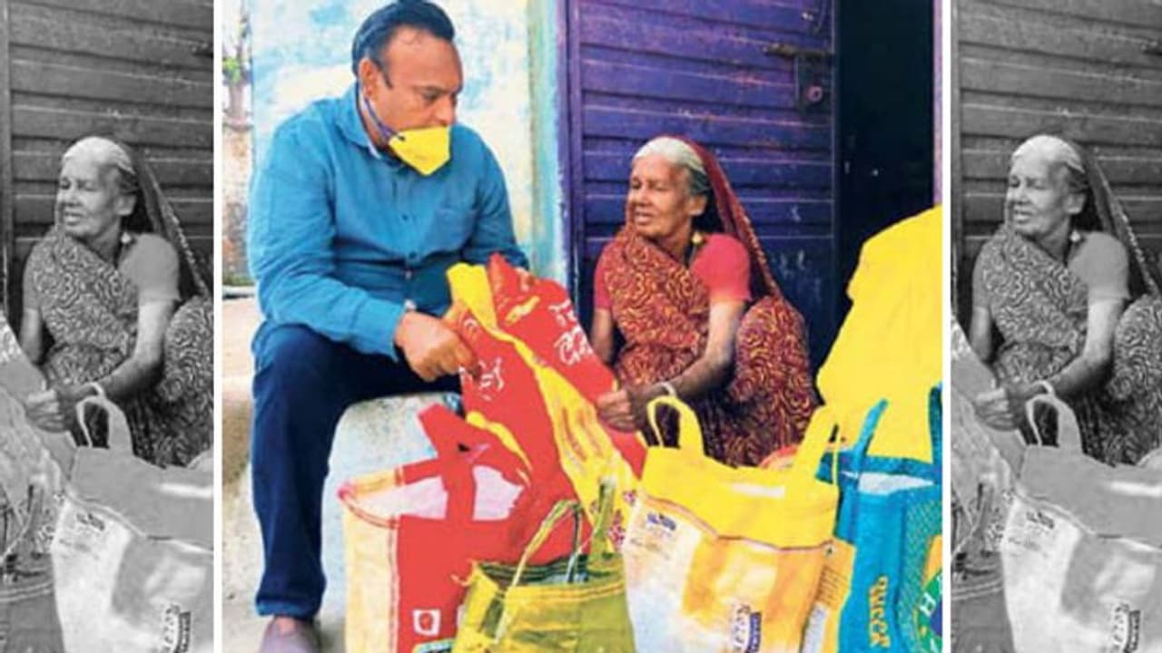 72 साल की बुजुर्ग खुद भीख मांगती है, लेकिन गरीब भूखे न रहें, इसलिए दान कर दी सारी कमाई 72 साल की बुजुर्ग खुद भीख मांगती है, लेकिन गरीब भूखे न रहें, इसलिए दान कर दी सारी कमाई