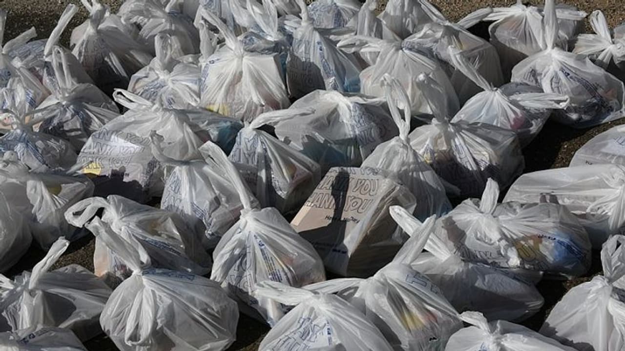 ಆಹಾರದ ಕಿಟ್ ಕೇಳಿದ ಬಡ ಮಹಿಳೆಗೆ ಮನಸೋ ಇಚ್ಛೆ ಥಳಿಸಿದ ಪಾಪಿಗಳು..! ಆಹಾರದ ಕಿಟ್ ಕೇಳಿದ ಬಡ ಮಹಿಳೆಗೆ ಮನಸೋ ಇಚ್ಛೆ ಥಳಿಸಿದ ಪಾಪಿಗಳು..!