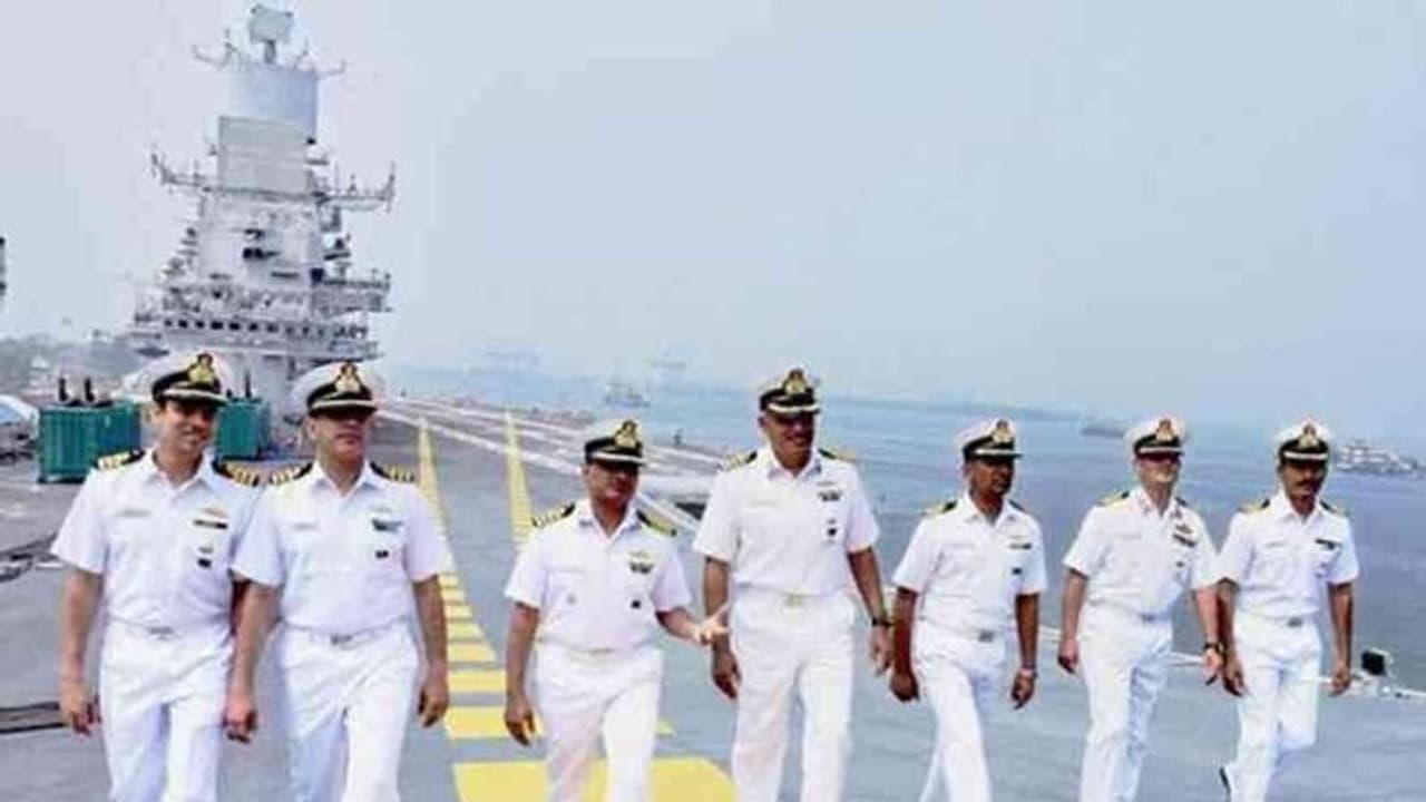 భారత నౌకాదళంలో కరోనా కలకలం: పాజిటివ్ గా తేలిన 21 మంది సిబ్బంది భారత నౌకాదళంలో కరోనా కలకలం: పాజిటివ్ గా తేలిన 21 మంది సిబ్బంది