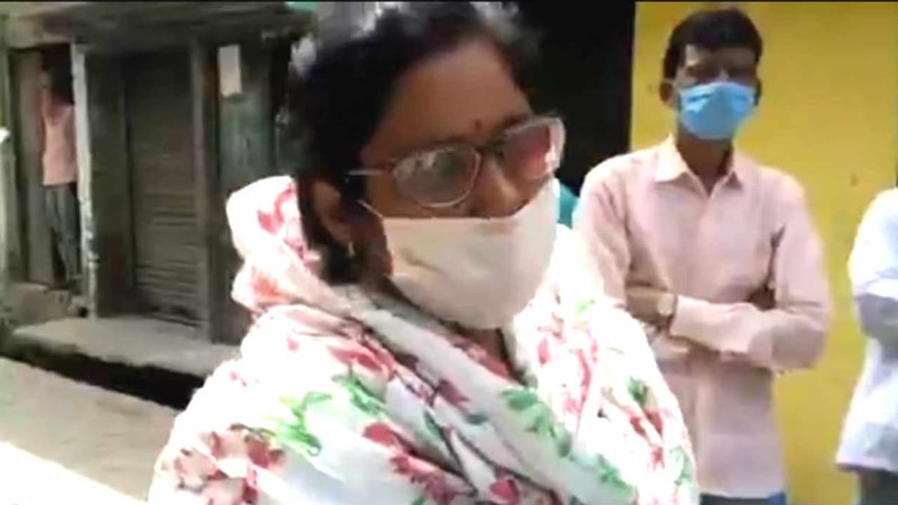 Corona Warrior: सर्वे करने गई नर्स पर जानलेवा हमला...मोबाइल छीना रजिस्टर फाड़ा, भागकर बचाई जान Corona Warrior: सर्वे करने गई नर्स पर जानलेवा हमला...मोबाइल छीना रजिस्टर फाड़ा, भागकर बचाई जान