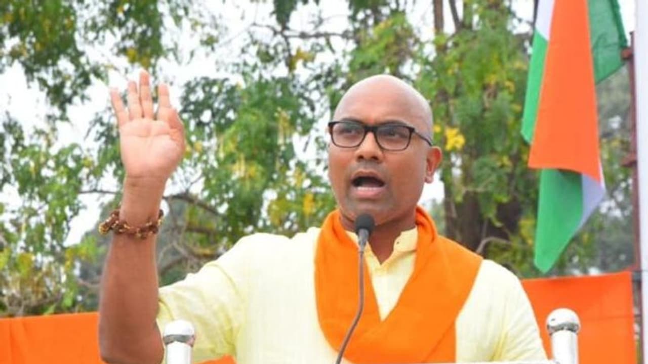 కేసీఆర్ కేబినెట్లో పనిచేసే ఏకైక మంత్రి ఈటల.. ఆయన బీజేపీలోకి వస్తే: ఎంపీ అరవింద్ సంచలనం కేసీఆర్ కేబినెట్లో పనిచేసే ఏకైక మంత్రి ఈటల.. ఆయన బీజేపీలోకి వస్తే: ఎంపీ అరవింద్ సంచలనం