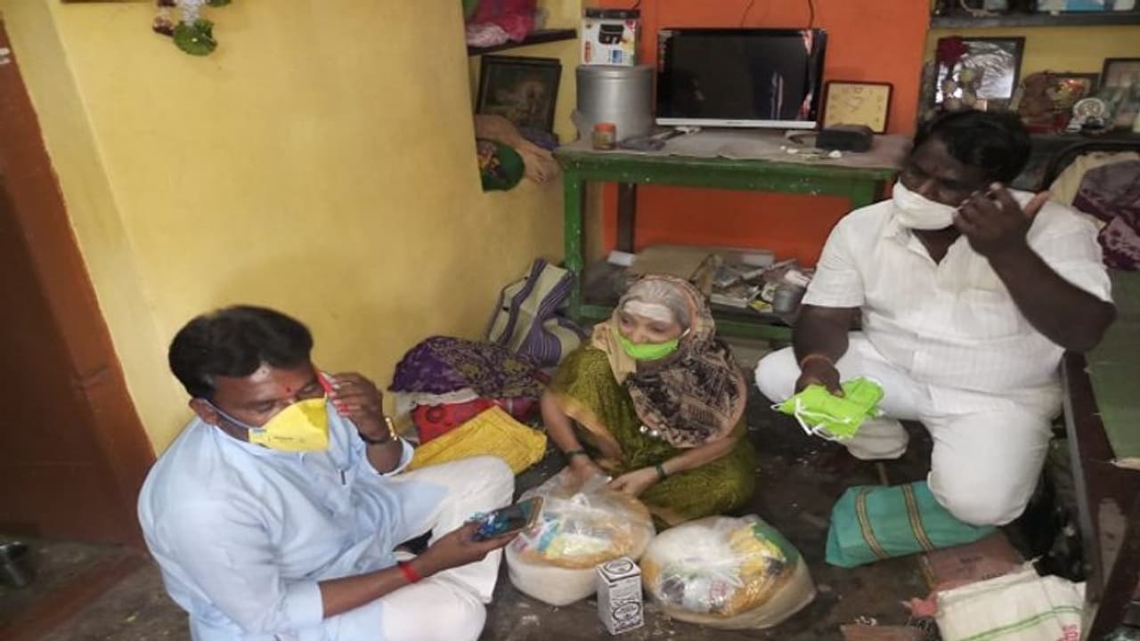 ಮಾನವೀಯತೆಗೆ ಸಾಕ್ಷಿಯಾದ ಸುವರ್ಣ ನ್ಯೂಸ್ ಕನ್ನಡಪ್ರಭ: ವೃದ್ಧೆಗೆ ತಲುಪಿದ ಅಗತ್ಯ ವಸ್ತುಗಳು ಮಾನವೀಯತೆಗೆ ಸಾಕ್ಷಿಯಾದ ಸುವರ್ಣ ನ್ಯೂಸ್ ಕನ್ನಡಪ್ರಭ: ವೃದ್ಧೆಗೆ ತಲುಪಿದ ಅಗತ್ಯ ವಸ್ತುಗಳು