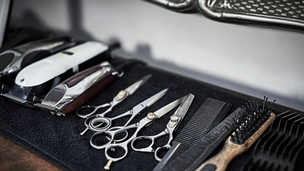 தருமபுரியில் சாதியைச் சொல்லி தலித் இளைஞருக்கு முடி வெட்ட மறுத்த தந்தை, மகன் கைது