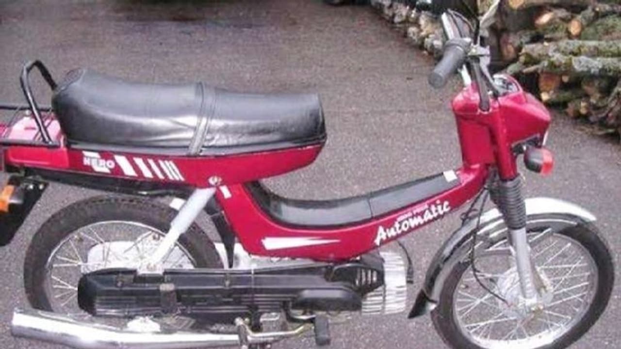 मोपेड पर दो बेटे और बीवी को बैठाकर 1200 किमी आया पति, लेकिन... मोपेड पर दो बेटे और बीवी को बैठाकर 1200 किमी आया पति, लेकिन...