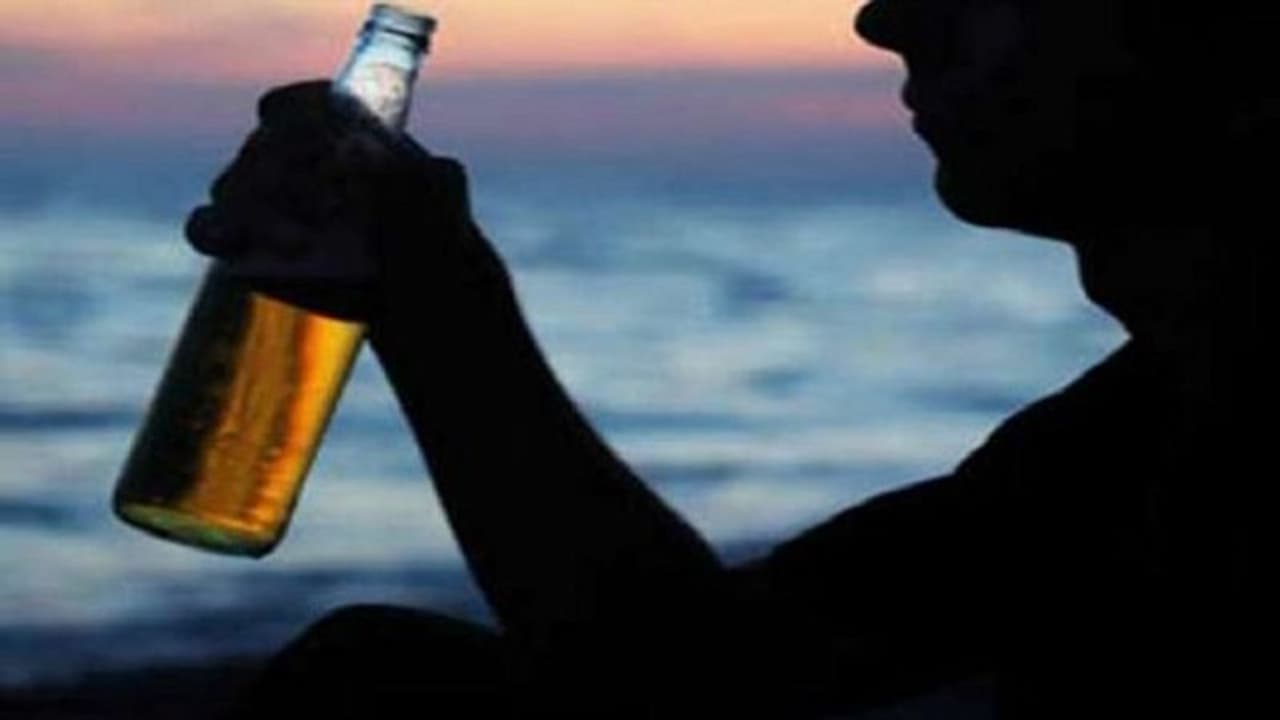 ಲಾಕ್ಡೌನ್ ಎಫೆಕ್ಟ್: ಚರಂಡಿಯಲ್ಲಿ ಬಚ್ಚಿಟ್ಟು ಸಾರಾಯಿ ಮಾರಾಟ..! ಲಾಕ್ಡೌನ್ ಎಫೆಕ್ಟ್: ಚರಂಡಿಯಲ್ಲಿ ಬಚ್ಚಿಟ್ಟು ಸಾರಾಯಿ ಮಾರಾಟ..!