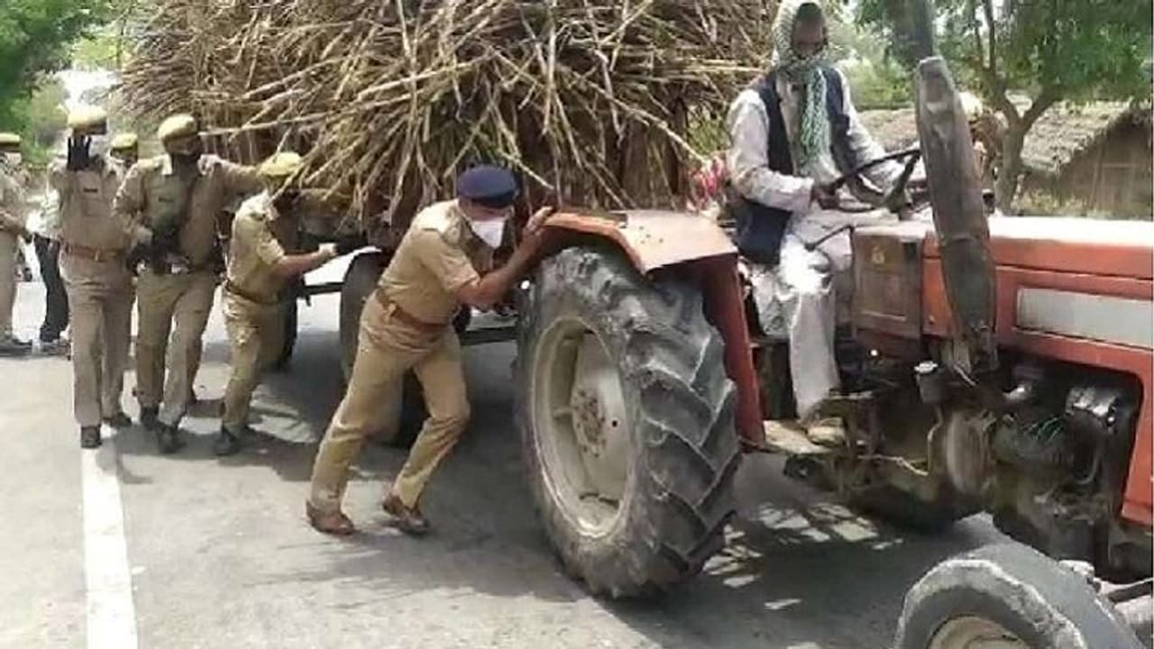 बीच रास्ते बंद हुआ किसान का ट्रैक्टर, एसपी ने धक्का लगाकर कराया ऐसे स्टार्ट बीच रास्ते बंद हुआ किसान का ट्रैक्टर, एसपी ने धक्का लगाकर कराया ऐसे स्टार्ट