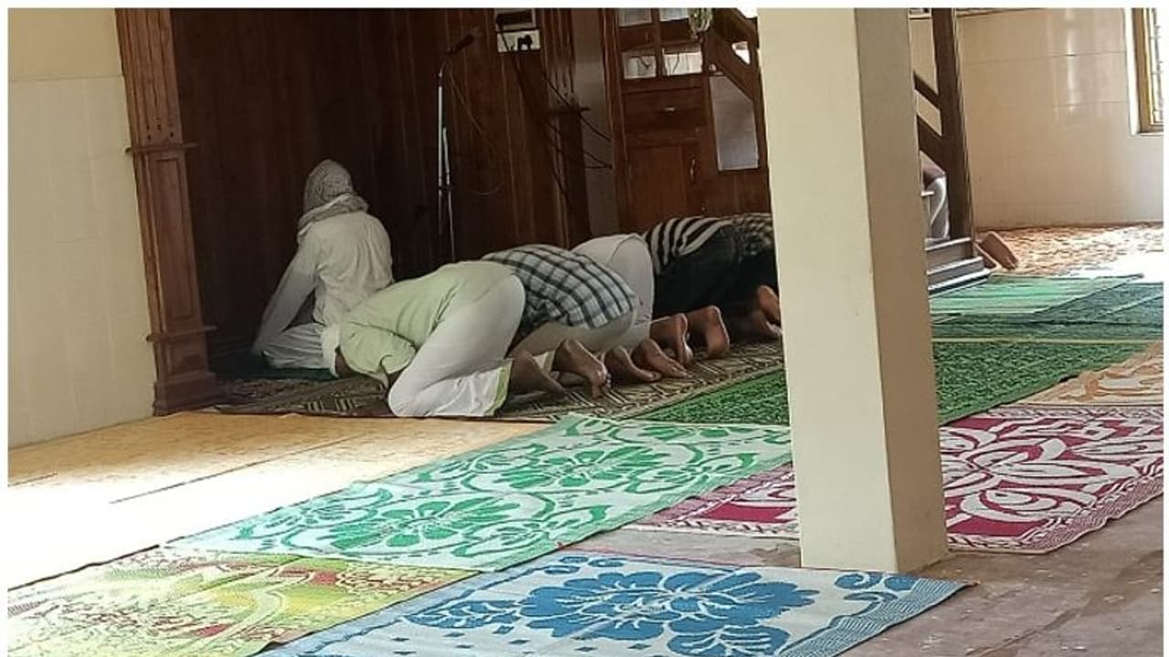 ലോക്ക് ഡൗണ് ലംഘിച്ച് നിസ്ക്കാരം; മുഴുപ്പിലങ്ങാട് ഏഴുപേര്ക്കെതിരെ കേസ് ലോക്ക് ഡൗണ് ലംഘിച്ച് നിസ്ക്കാരം; മുഴുപ്പിലങ്ങാട് ഏഴുപേര്ക്കെതിരെ കേസ്