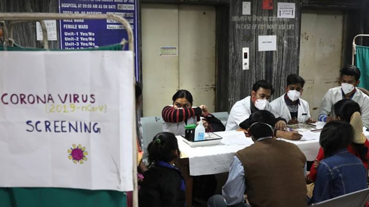 यहां एक ही परिवार के 26 सदस्य कोरोना पॉजिटिव, खुले में शौच या थूकने पर 1000 रु. का जुर्माना यहां एक ही परिवार के 26 सदस्य कोरोना पॉजिटिव, खुले में शौच या थूकने पर 1000 रु. का जुर्माना