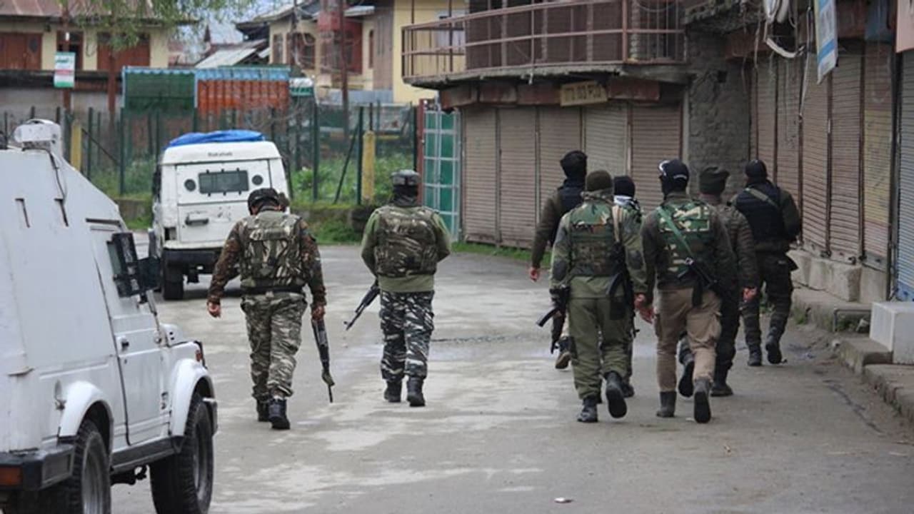J&K Terrorist Attack : ജമ്മുകശ്മീരിൽ പൊലീസിന് നേരെ ഭീകരാക്രമണം, വെടിവെപ്പിൽ പൊലീസ് ഉദ്യോഗസ്ഥന് വീരമൃത്യു J&K Terrorist Attack : ജമ്മുകശ്മീരിൽ പൊലീസിന് നേരെ ഭീകരാക്രമണം, വെടിവെപ്പിൽ പൊലീസ് ഉദ്യോഗസ്ഥന് വീരമൃത്യു