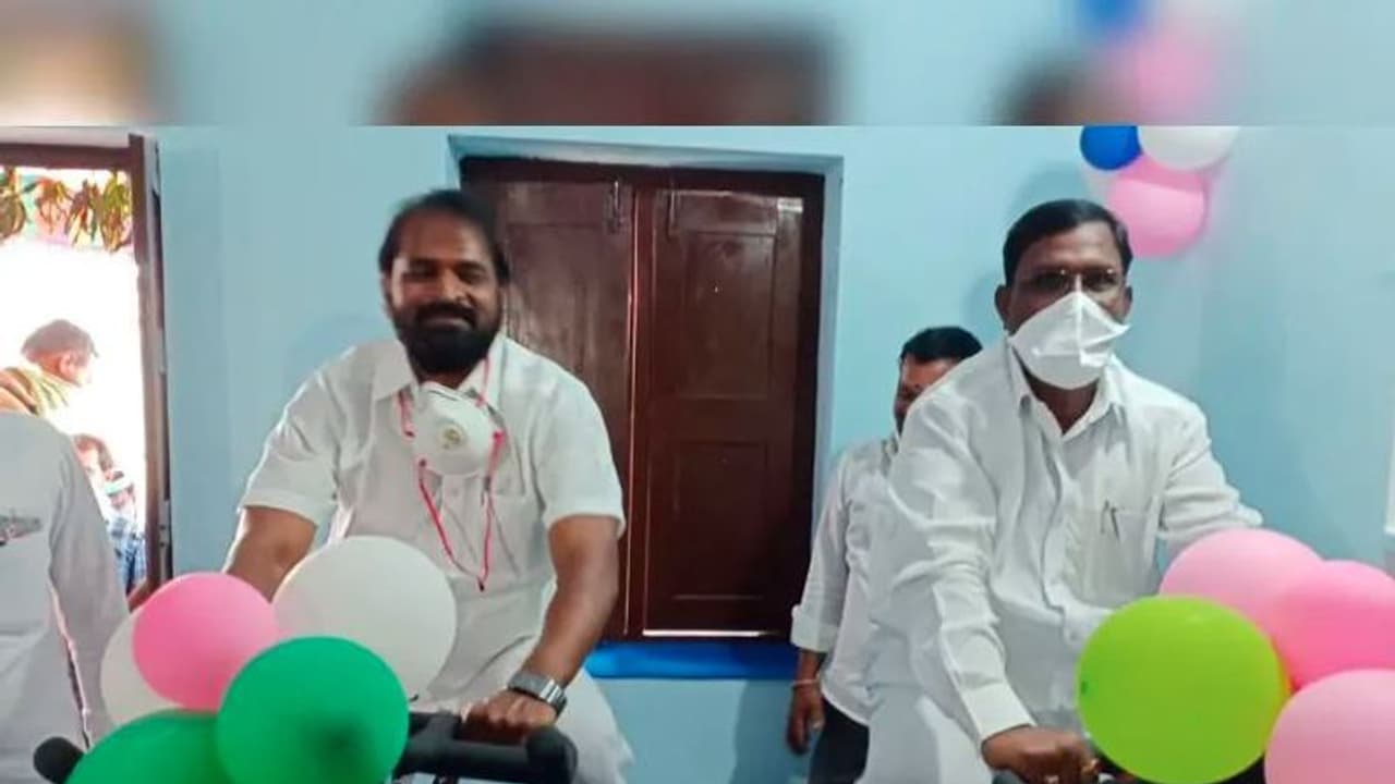 లాక్ డౌన్ ను ధిక్కరించిన మంత్రి శ్రీనివాస్ గౌడ్: అధికారగణంతో జిమ్ ప్రారంభోత్సవం