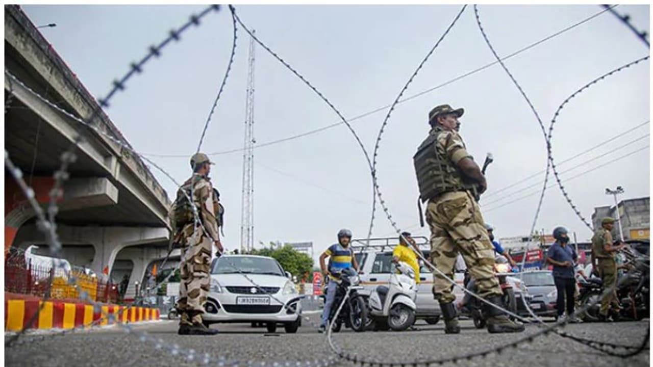 കശ്മീരിൽ വീണ്ടും ഭീകരാക്രമണം, മൂന്ന് സൈനികര് കൊല്ലപ്പെട്ടു കശ്മീരിൽ വീണ്ടും ഭീകരാക്രമണം, മൂന്ന് സൈനികര് കൊല്ലപ്പെട്ടു