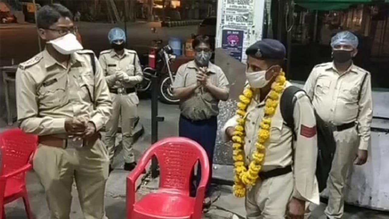 60 साल का हेड कांस्टेबल 16 दिन पैदल चलकर ड्यूटी पर पहुंचा, सिर्फ 2 बार खाया खाना..यूं मिटाई अपनी भूख 60 साल का हेड कांस्टेबल 16 दिन पैदल चलकर ड्यूटी पर पहुंचा, सिर्फ 2 बार खाया खाना..यूं मिटाई अपनी भूख