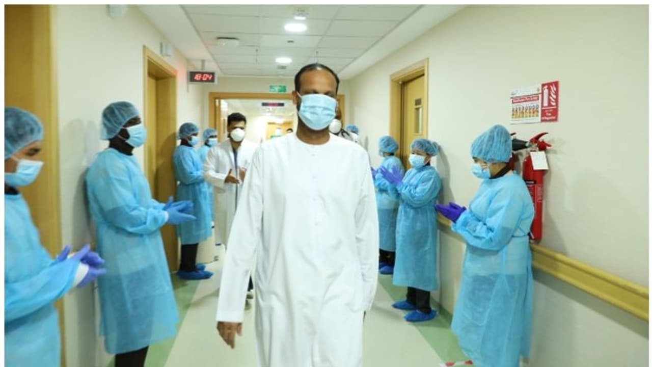 കൊവിഡ് രോഗമുക്തനായി സാമൂഹിക പ്രവർത്തകൻ നസീർ വാടാനപ്പളി; കൈയടികളോടെ യാത്രയാക്കി ഡോക്ടർമാരും നഴ്സുമാരും കൊവിഡ് രോഗമുക്തനായി സാമൂഹിക പ്രവർത്തകൻ നസീർ വാടാനപ്പളി; കൈയടികളോടെ യാത്രയാക്കി ഡോക്ടർമാരും നഴ്സുമാരും