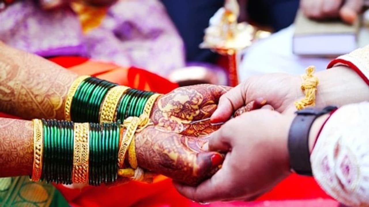 পাত্রীর 'লগ্নভ্রষ্টা' হওয়ার আশঙ্কা, লকডাউনে নমো নমো করে বিয়ে সারলেন যুবক পাত্রীর 'লগ্নভ্রষ্টা' হওয়ার আশঙ্কা, লকডাউনে নমো নমো করে বিয়ে সারলেন যুবক