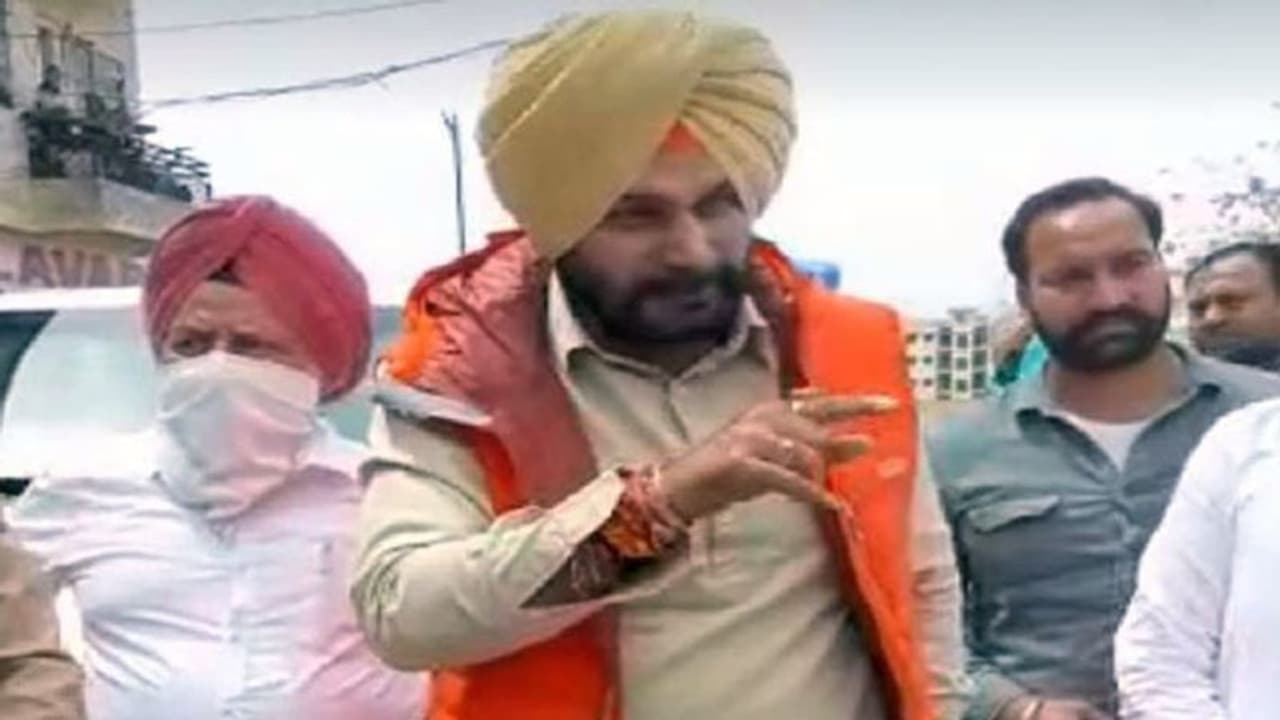 नवजोत सिद्धू ने उड़ाई सोशल डिस्टेंसिंग की धज्जियां, दूसरों को देते रहे ज्ञान..खुद ने नहीं किया पालन नवजोत सिद्धू ने उड़ाई सोशल डिस्टेंसिंग की धज्जियां, दूसरों को देते रहे ज्ञान..खुद ने नहीं किया पालन