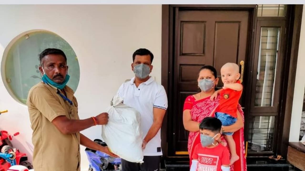 ఋణం తీర్చుకోలేము: పారిశుధ్య కార్మికులకు పండ్లు అందించిన గాదరి కిషోర్ ఋణం తీర్చుకోలేము: పారిశుధ్య కార్మికులకు పండ్లు అందించిన గాదరి కిషోర్