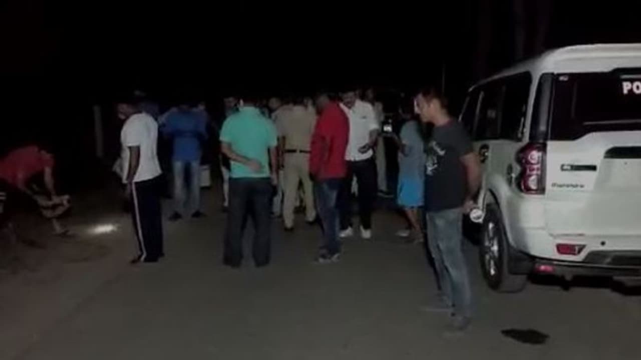 'ধর্ষণ করে খুন', তিনদিন পর মৃতার দেহ শনাক্ত করলেন পরিবারের লোকেরা 'ধর্ষণ করে খুন', তিনদিন পর মৃতার দেহ শনাক্ত করলেন পরিবারের লোকেরা