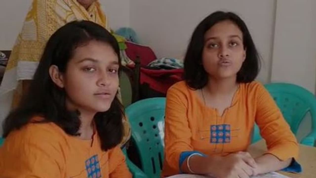 লকডাউনে দুঃস্থদের 'পুষ্টিকর' খাবার বিলি, যমজ মেয়েদের আবদার মেটালেন বাবা মা লকডাউনে দুঃস্থদের 'পুষ্টিকর' খাবার বিলি, যমজ মেয়েদের আবদার মেটালেন বাবা মা