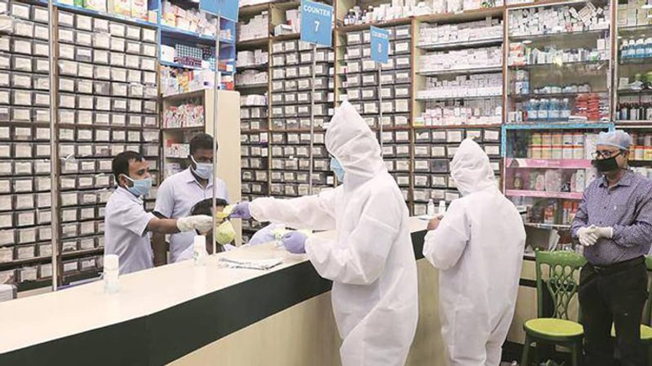 പനി, ചുമ, ജലദോഷം എന്നിവയ്ക്ക് മരുന്ന് വാങ്ങുന്നവരുടെ രേഖകൾ സൂക്ഷിക്കാൻ ഫാർമസികൾക്ക് സർക്കാർ നിർദേശം പനി, ചുമ, ജലദോഷം എന്നിവയ്ക്ക് മരുന്ന് വാങ്ങുന്നവരുടെ രേഖകൾ സൂക്ഷിക്കാൻ ഫാർമസികൾക്ക് സർക്കാർ നിർദേശം