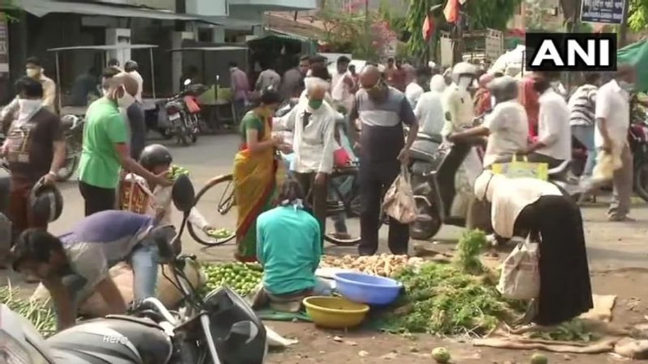 ആളുകള് കൂട്ടമായി മാർക്കറ്റിലേക്കിറങ്ങി; നാഗ്പൂരില് താളംതെറ്റി ലോക്ക് ഡൌണ് നിയന്ത്രണങ്ങള് ആളുകള് കൂട്ടമായി മാർക്കറ്റിലേക്കിറങ്ങി; നാഗ്പൂരില് താളംതെറ്റി ലോക്ക് ഡൌണ് നിയന്ത്രണങ്ങള്