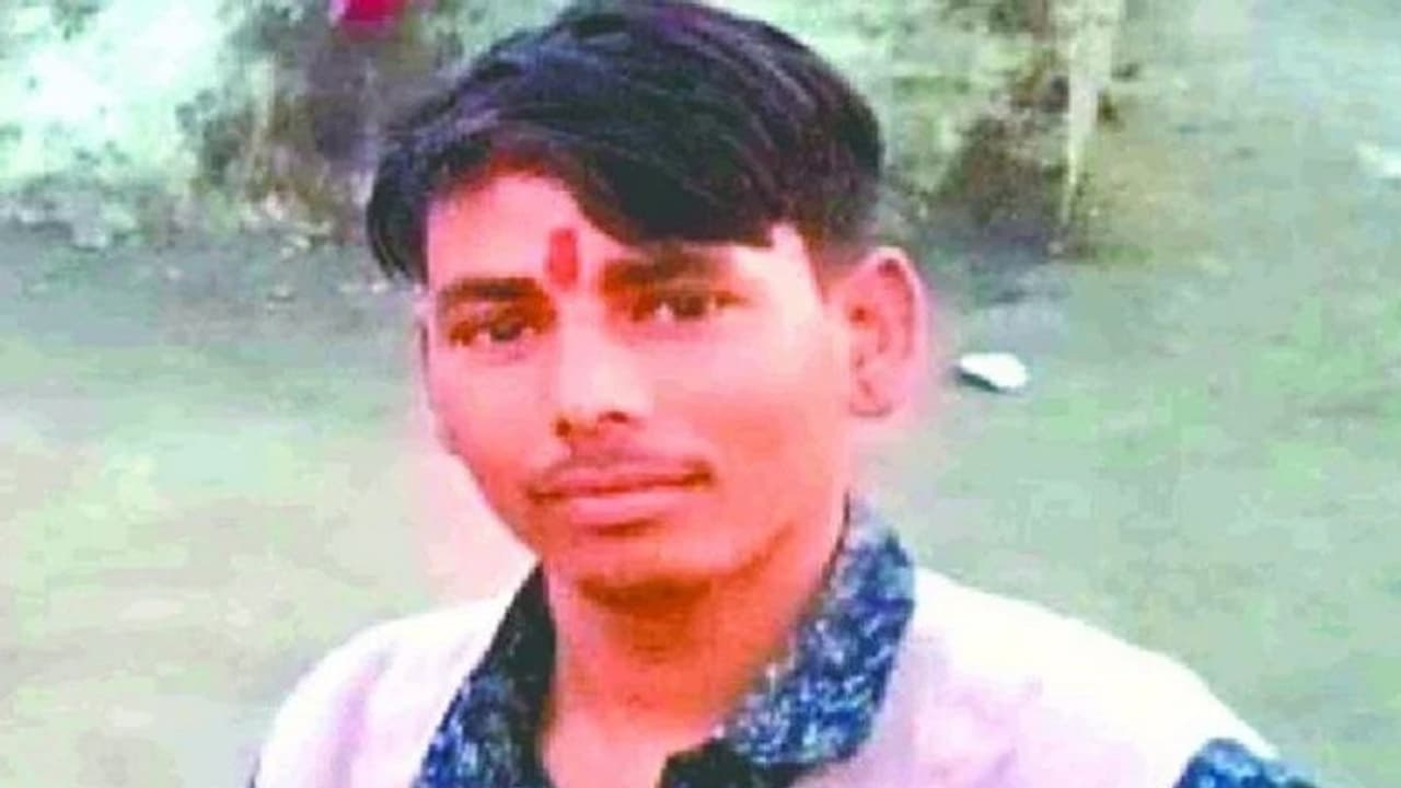 सैनिटाइज करते वक्त छींटे पड़े, गुस्से में दबंग ने जबरदस्ती केमिकल पिलाकर ले ली जान सैनिटाइज करते वक्त छींटे पड़े, गुस्से में दबंग ने जबरदस्ती केमिकल पिलाकर ले ली जान