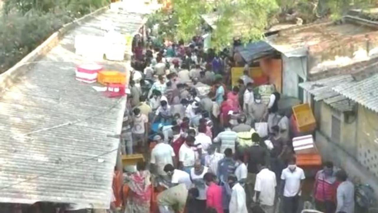 লকডাউনে ছবি দেখে শিউরে উঠবেন আপনি, নিউটাউনের মাছ বাজারে 'শুধুই মাথা'