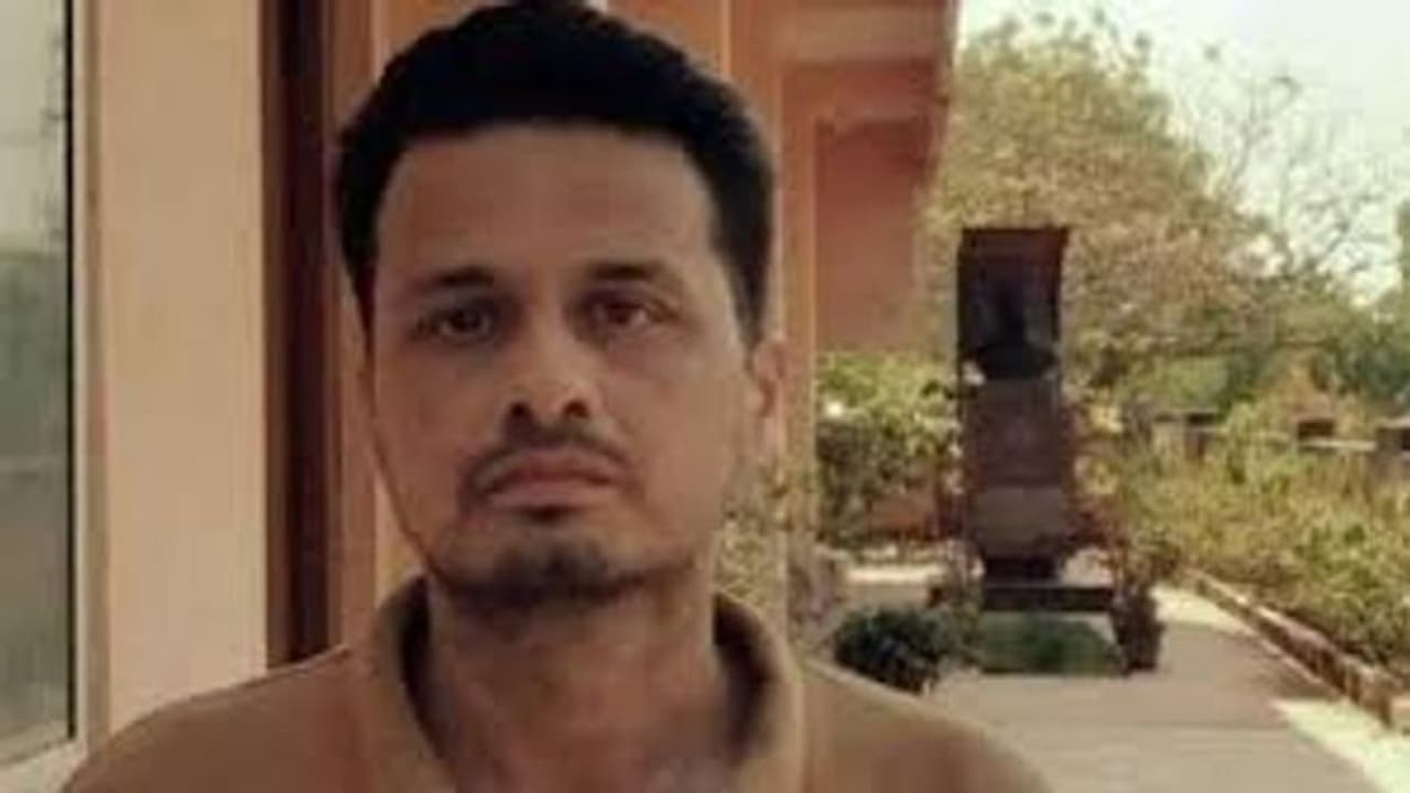 கொரோனா இல்லை! சாதாரண வார்டுக்கு மாற்றப்பட்ட டெல்லி இளைஞர் மீது 5 பிரிவுகளில் வழக்கு பதிவு!