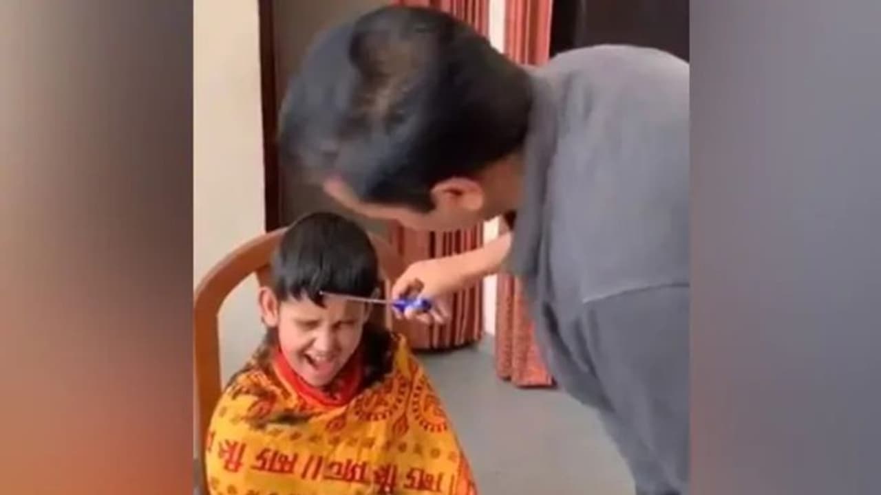 മക്കളുടെ തലമുടി വെട്ടുന്ന യുപി മന്ത്രി; വൈറലായി വീഡിയോ മക്കളുടെ തലമുടി വെട്ടുന്ന യുപി മന്ത്രി; വൈറലായി വീഡിയോ