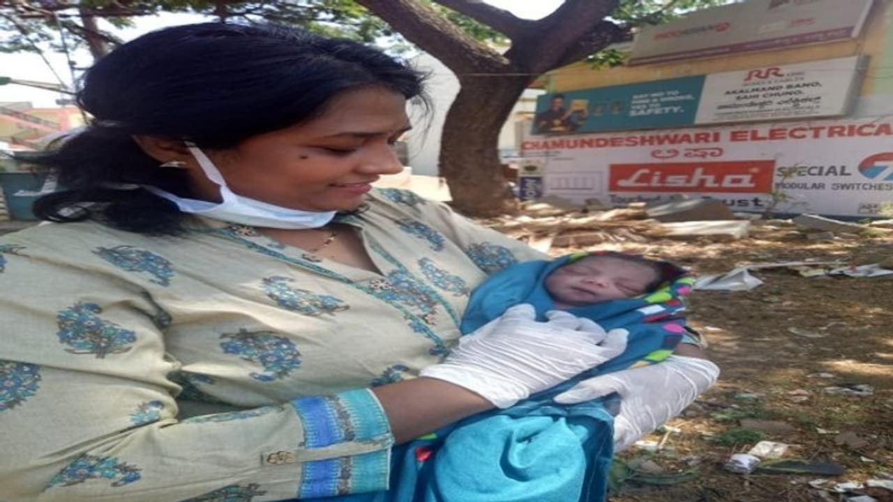 లాక్డౌన్ ఎఫెక్ట్: ఏడు కి.మీ నడిచి డెంటల్ ఆసుపత్రిలో ప్రసవం లాక్డౌన్ ఎఫెక్ట్: ఏడు కి.మీ నడిచి డెంటల్ ఆసుపత్రిలో ప్రసవం