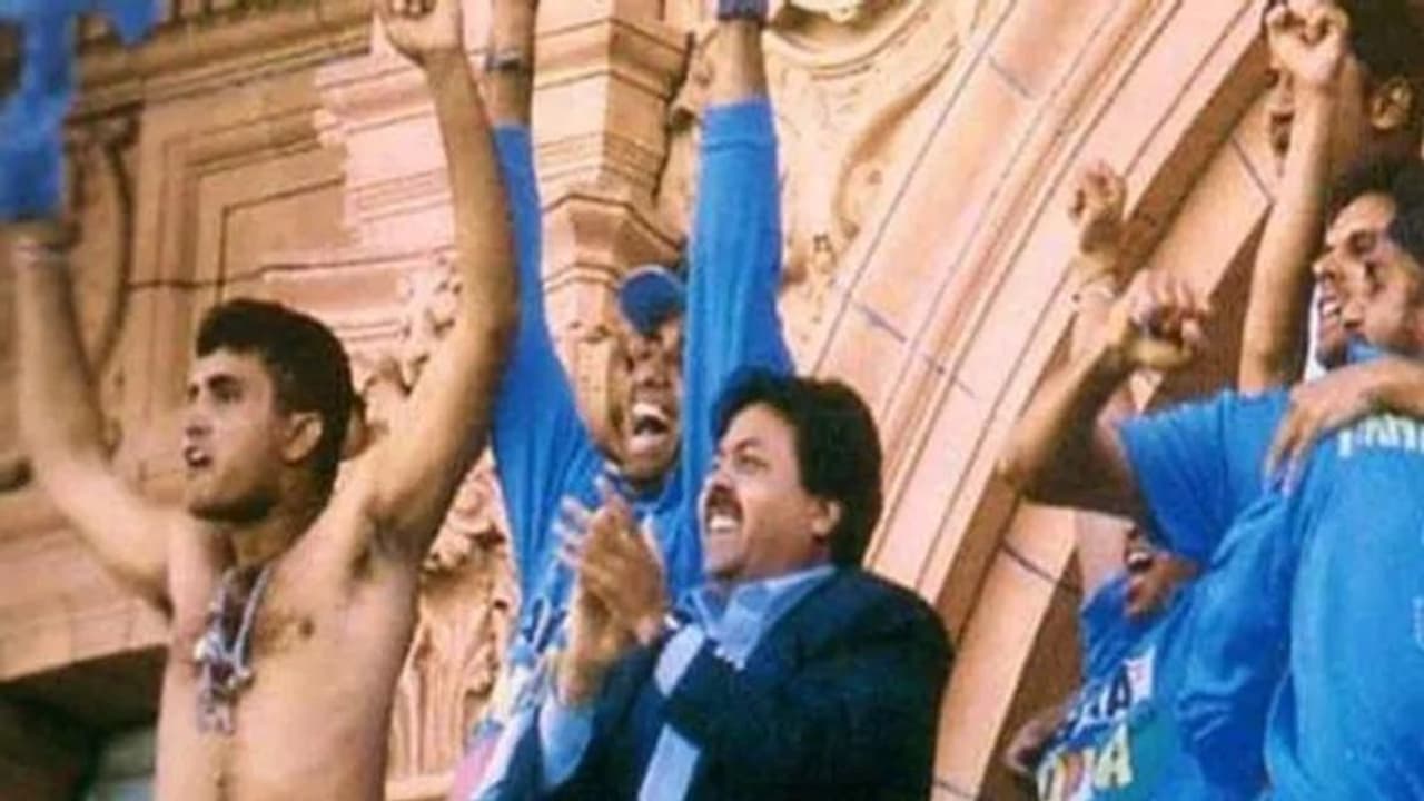 नेटवेस्ट सीरीज के फाइनल में युवराज ने भी उतार दी थी शर्ट, लाइव चैट में किया खुलासा नेटवेस्ट सीरीज के फाइनल में युवराज ने भी उतार दी थी शर्ट, लाइव चैट में किया खुलासा