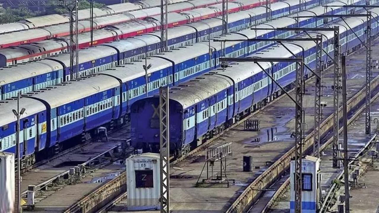 കുടിയേറ്റ തൊഴിലാളികളെ നാട്ടിലെത്തിക്കല്: റെയില്വേ 400 സ്പെഷ്യല് ട്രെയിനുകള് ഓടിക്കുമെന്ന് റിപ്പോര്ട്ട് കുടിയേറ്റ തൊഴിലാളികളെ നാട്ടിലെത്തിക്കല്: റെയില്വേ 400 സ്പെഷ്യല് ട്രെയിനുകള് ഓടിക്കുമെന്ന് റിപ്പോര്ട്ട്