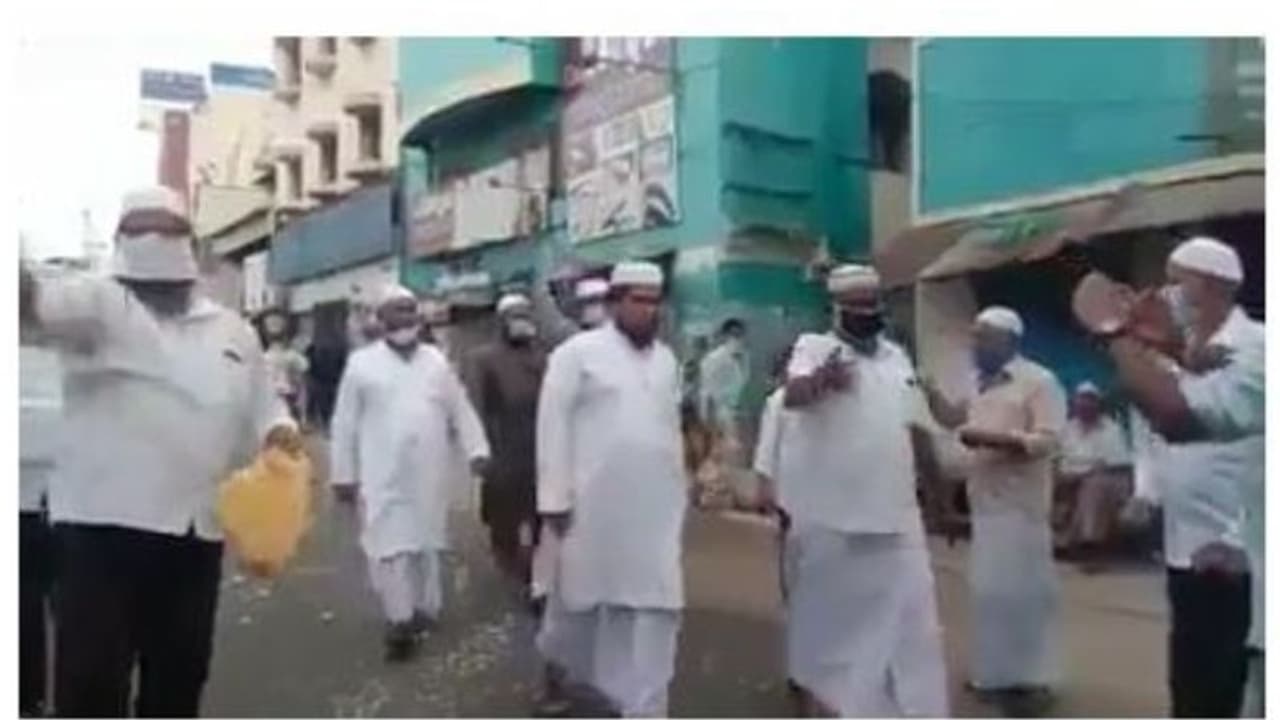 നിയന്ത്രണങ്ങള്ക്കിടെ തബ്ലീഗ് നേതാക്കള്ക്ക് സ്വീകരണം; ചെന്നൈയില് വീണ്ടും ലോക്ക് ഡൗണ് ലംഘനം നിയന്ത്രണങ്ങള്ക്കിടെ തബ്ലീഗ് നേതാക്കള്ക്ക് സ്വീകരണം; ചെന്നൈയില് വീണ്ടും ലോക്ക് ഡൗണ് ലംഘനം