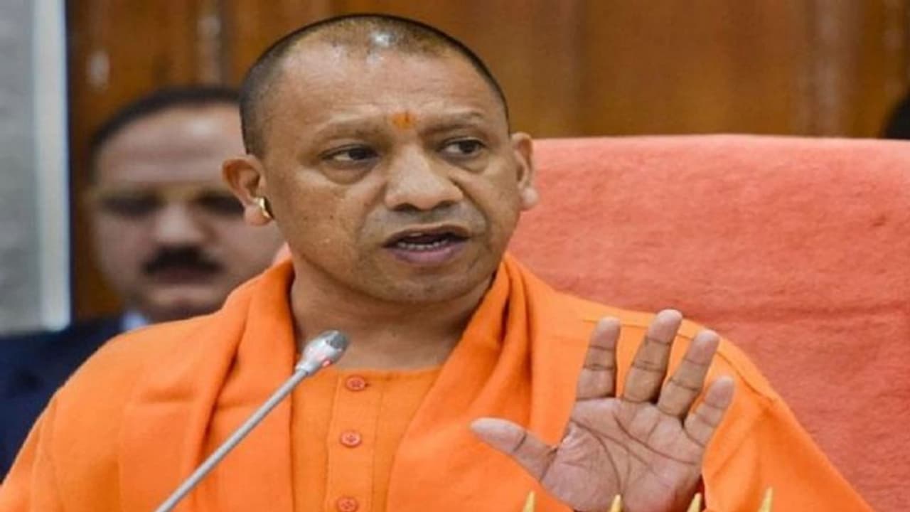योगी बोले साधुओं के हत्यारों के खिलाफ सख्त कार्यवाही करें  उद्धव ठाकरे सरकार