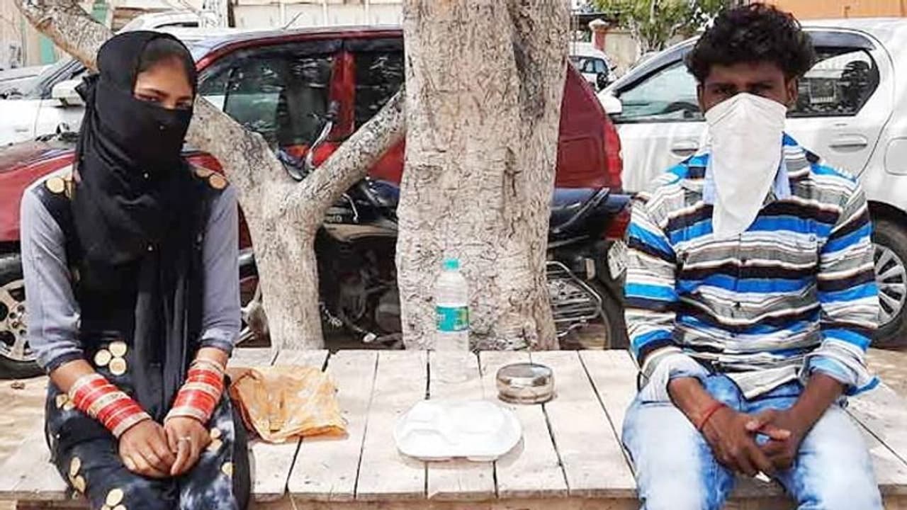 नहीं देखा होगा ऐसा प्यार!गर्लफ्रेंड ने दूसरे राज्य में जाकर BF से की लव मैरिज..कोरोना से भी नहीं डरे नहीं देखा होगा ऐसा प्यार!गर्लफ्रेंड ने दूसरे राज्य में जाकर BF से की लव मैरिज..कोरोना से भी नहीं डरे