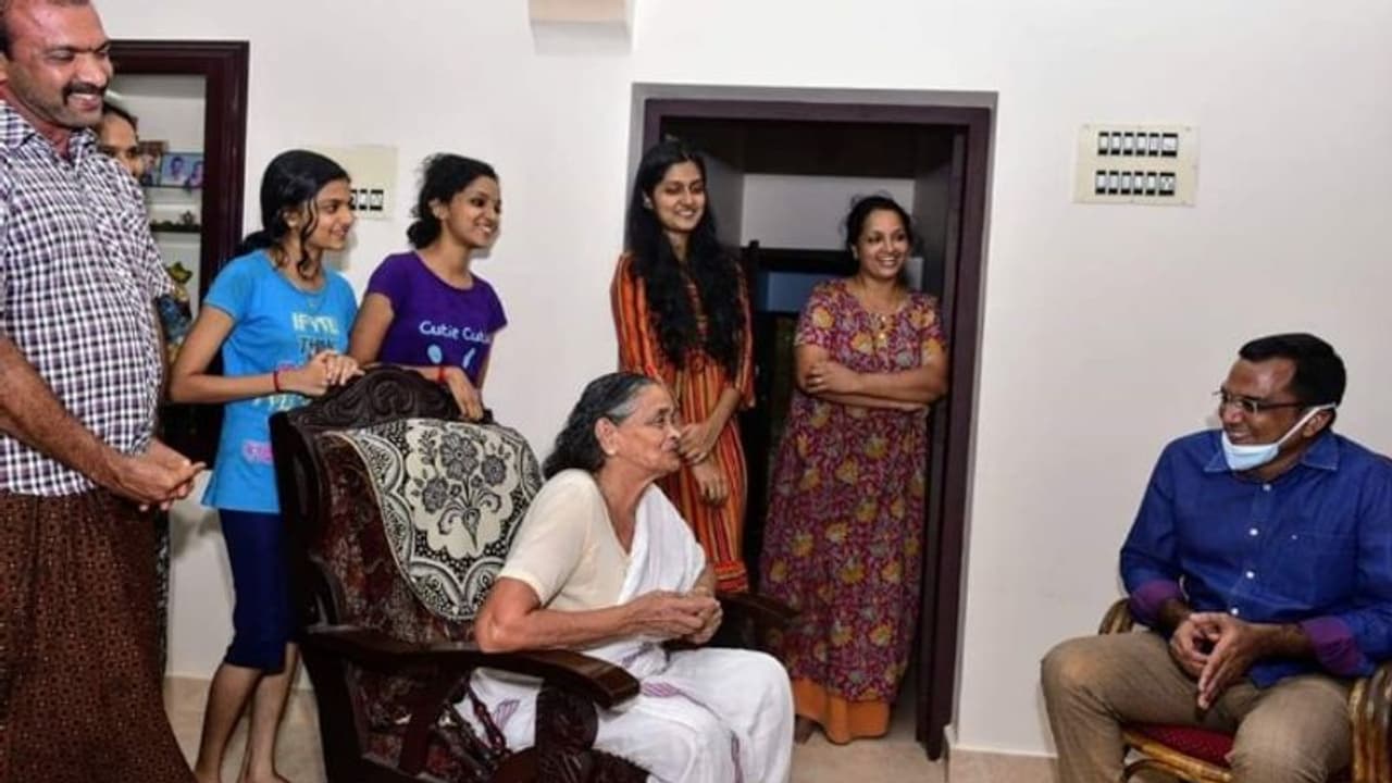 ലോക്ക്ഡൗൺ വിശേഷങ്ങളറിയാൻ കളക്ടർ; ആദ്യമൊന്ന് അമ്പരന്ന് മനോജ്കുമാറും കുടുംബവും, പിന്നാലെ സന്തോഷം